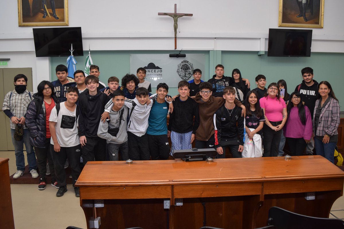 HCDSanIsidro's tweet photo. Recibimos alumnos de tercer año de la Escuela Técnica N°4 de #Boulogne.

Con la participación de las concejales @CataRiganti y @ManuSchuppisser, se abordaron temas cómo el trabajo legislativo, la importancia del debate y la tarea de los concejales.
 
#visitasescolares https://t.co/nJgkXYwA22