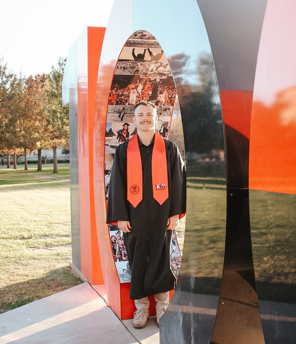 beccasdesignstx's tweet photo. Last couple pics from this grad shoot! Wreck ‘em!!! ❤️🖤🎓

#beccasdesigns #art #artist #photography #senior #texastech #wreckem #centennial #100 #smallbusiness #dtx #dfw #lubbock https://t.co/nKF05Sr6Ps