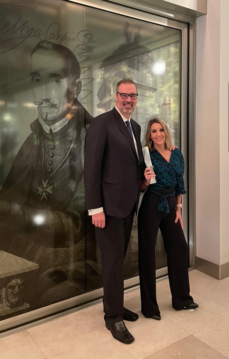 InformeSemanal's tweet photo. ¡Seguimos de enhorabuena porque sumamos otro reconocimiento!
"Lo que aún esconde Lope", un @InformeSemanal de @isabelojedam y @ramiropicos (en la foto vertical, con el mísmisimo Lope), 'Premio de Periodismo Ciudad de Alcalá'. Lo han recogido esta noche 🎊
https://t.co/qaky147RsR https://t.co/SqZMTo9JGn