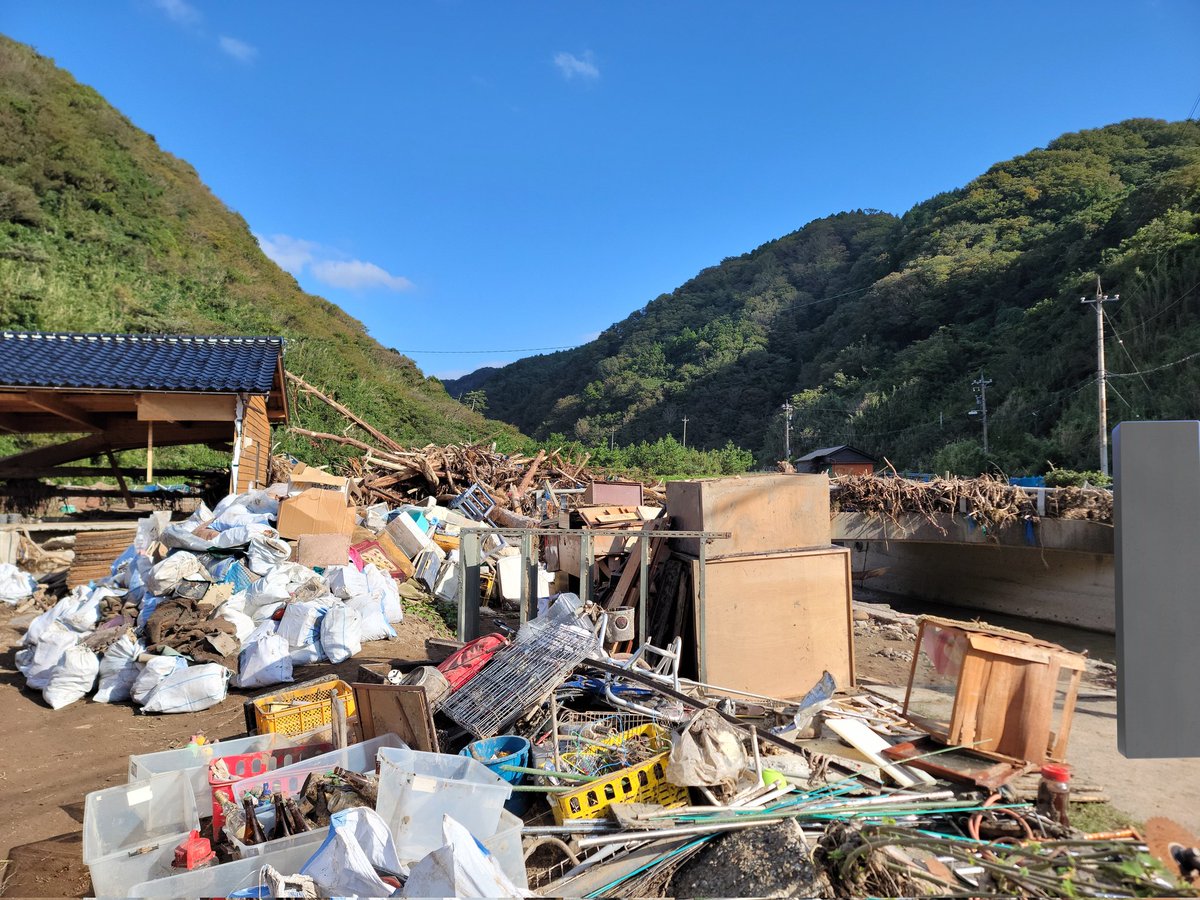 nori7980's tweet photo. 初めて参加した災害ボランティア。浸水被害された家屋の家財仕分け、集積、床上の泥の掻き出し。臭いもあり、いち早い対応が急務だと感じた。今こそ皆さんの力を能登の皆さんが必要とされています！
#能登　#災害　#ボランティア https://t.co/zxjKE6MMMq