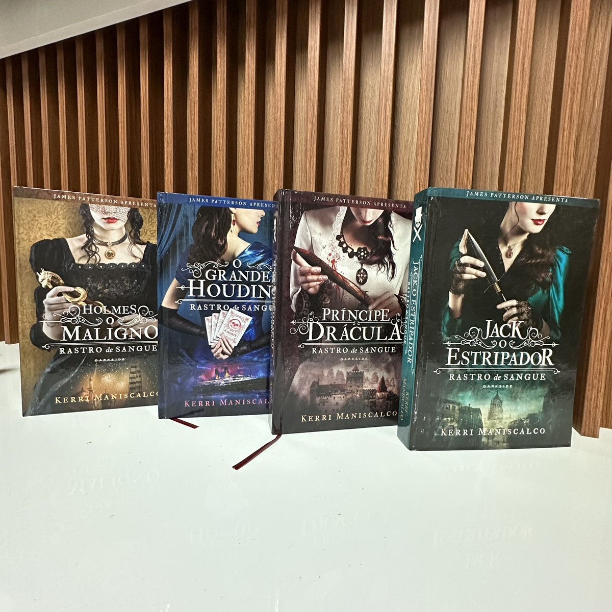 gramaturaalta's tweet photo. 🍀SORTEIO🍀

Coleção completa RASTRO DE SANGUE:

- Jack o estripador
- Príncipe Drácula
- O grande Houdini
- Holmes o maligno

REGRAS:

1) REPOSTAR e CURTIR este tweet
2) Seguir @gramaturaalta 

🗓️- Encerra dia 31/10/2024 https://t.co/B0w7Yk5x2I