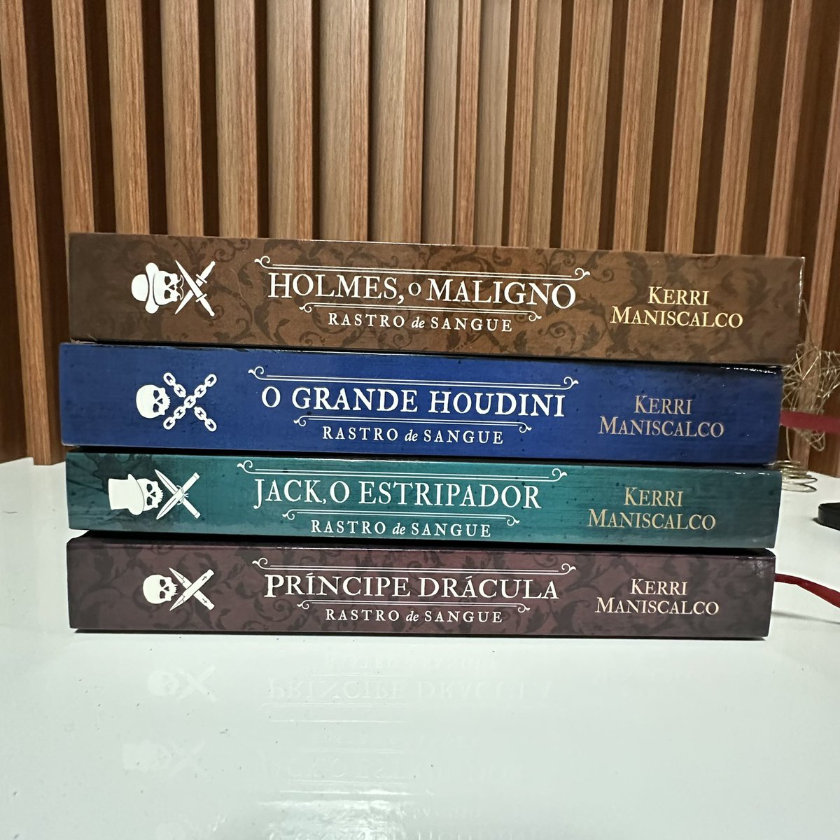 gramaturaalta's tweet photo. 🍀SORTEIO🍀

Coleção completa RASTRO DE SANGUE:

- Jack o estripador
- Príncipe Drácula
- O grande Houdini
- Holmes o maligno

REGRAS:

1) REPOSTAR e CURTIR este tweet
2) Seguir @gramaturaalta 

🗓️- Encerra dia 31/10/2024 https://t.co/B0w7Yk5x2I