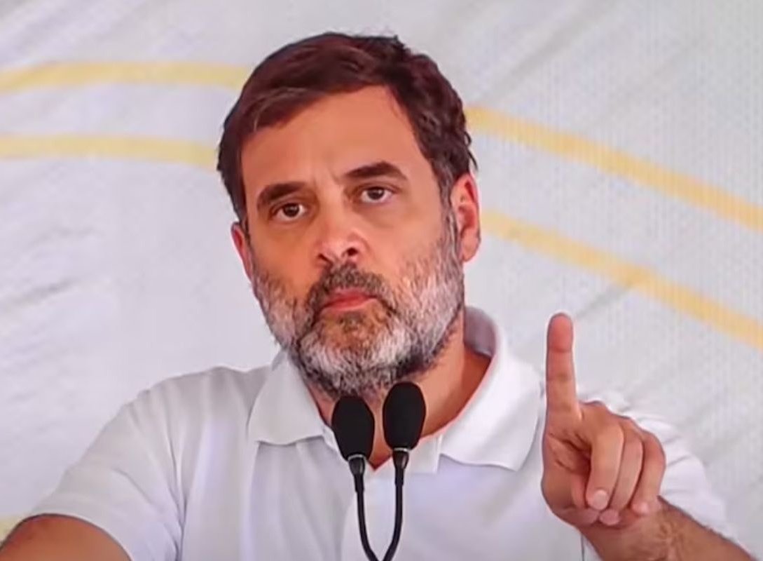 असदुद्दीन ओवैसी ने कांग्रेस पार्टी पर निशाना साधा है!

जब कांग्रेस जीत जाती है तब EVM में कुछ नहीं होता!

जब कांग्रेस हार जाती है तब EVM में सेटिंग हो जाती है।

जम्मू कश्मीर में इंडि गठबंधन जीता तो वहां EVM ठीक था।

हरियाणा में भाजपा जीत गयी तक EVM खराब हो गया!

अपनी असफलता पर