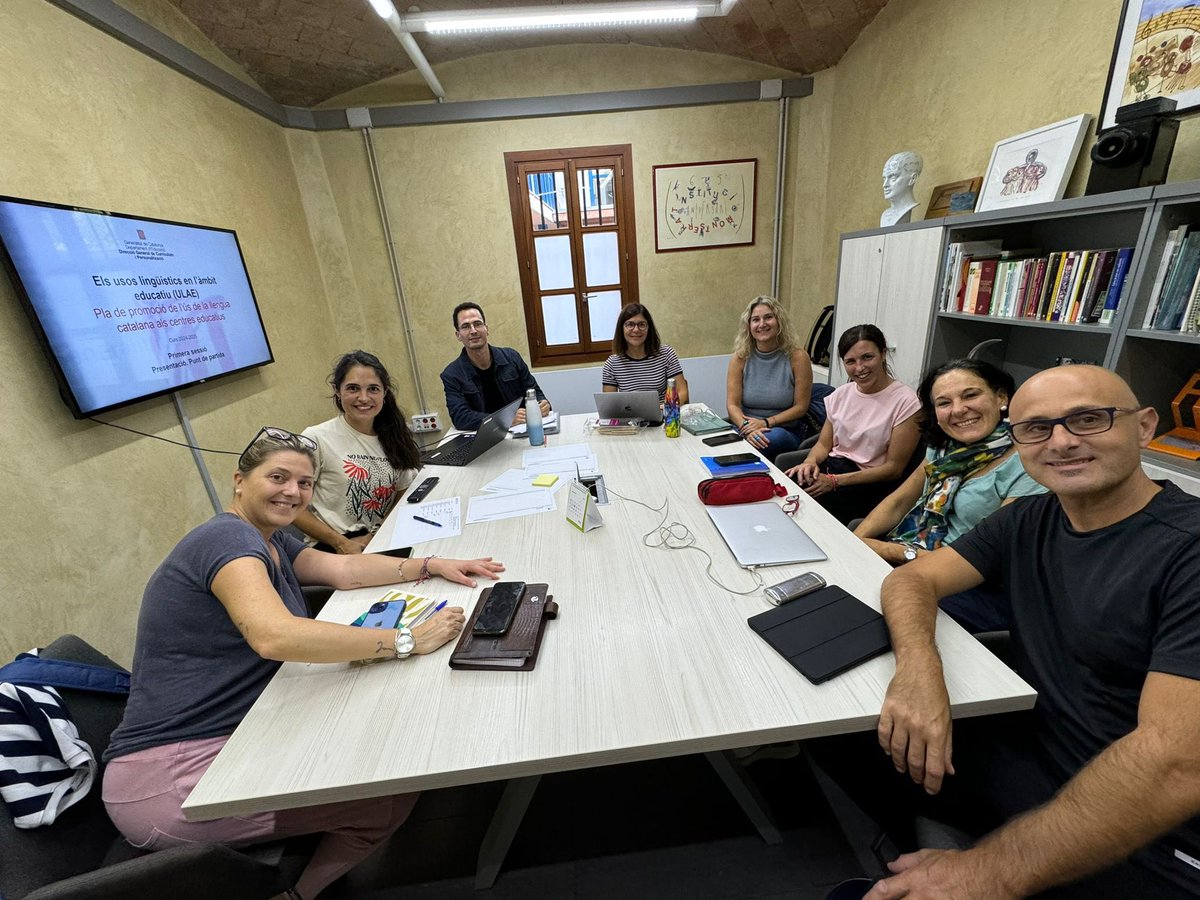 SE_SantsM's tweet photo. Continuem amb la represa dels tallers d’#usoslingüístics als centres educatius del nostre districte. Hui hem començat l’#ULAE a l’escola Institució Montserrat @escola_im 🗣️📝🖇️ #llenguaicohesiósocial #competènciaplurilingüe #ELICCEB https://t.co/MYMvttky9Z