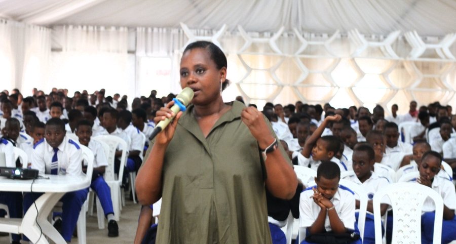 IgnatiusHigh's tweet photo. Uyu munsi abanyeshuri ba #SIHS baganirijwe na Mme. #Kayiranga #Assoumpta Ku insanganyamatsiko igira iti [ HITAMO INZIRA YAWE, WUBAKE EJO HAZAZA UFITE UMUHATE N'INTEGO]. Yabakanguriye kumenya guhitamo neza mu buzima, gutekereza neza Ku hazaza habo. Abibutsa ko bafite ubushobozi. https://t.co/iCtAiIgyA1
