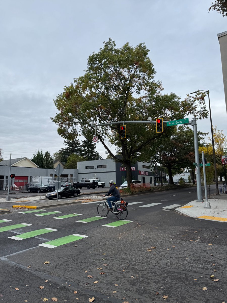 Lights, camera, action!🚦The signal at NE MLK Jr. Boulevard and NE Going Street is officially live! At 10 a.m. today, crews were on site to uncover the signals and pedestrian crossings and power on the improved intersection.