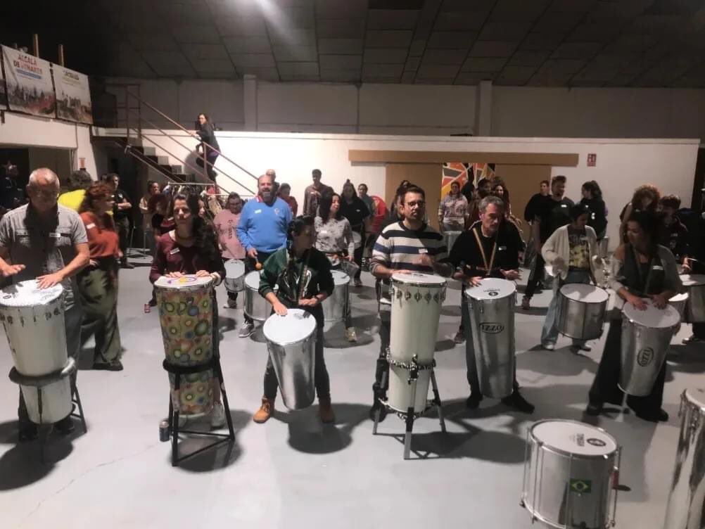 BloccoCharro's tweet photo. 🪘 ¡Bienvenidas y bienvenidos!
🧡 La familia de @BloccoCharro crece.
#batucada #batucadas #batucadasalamanca #batucadasalamanca #blocos #sambareggae #blocoafro #percusiónafrobrasileña #percusiónbatucada #axé #timbalada #afrobaiana #salamanca https://t.co/l72hDVmEZ7