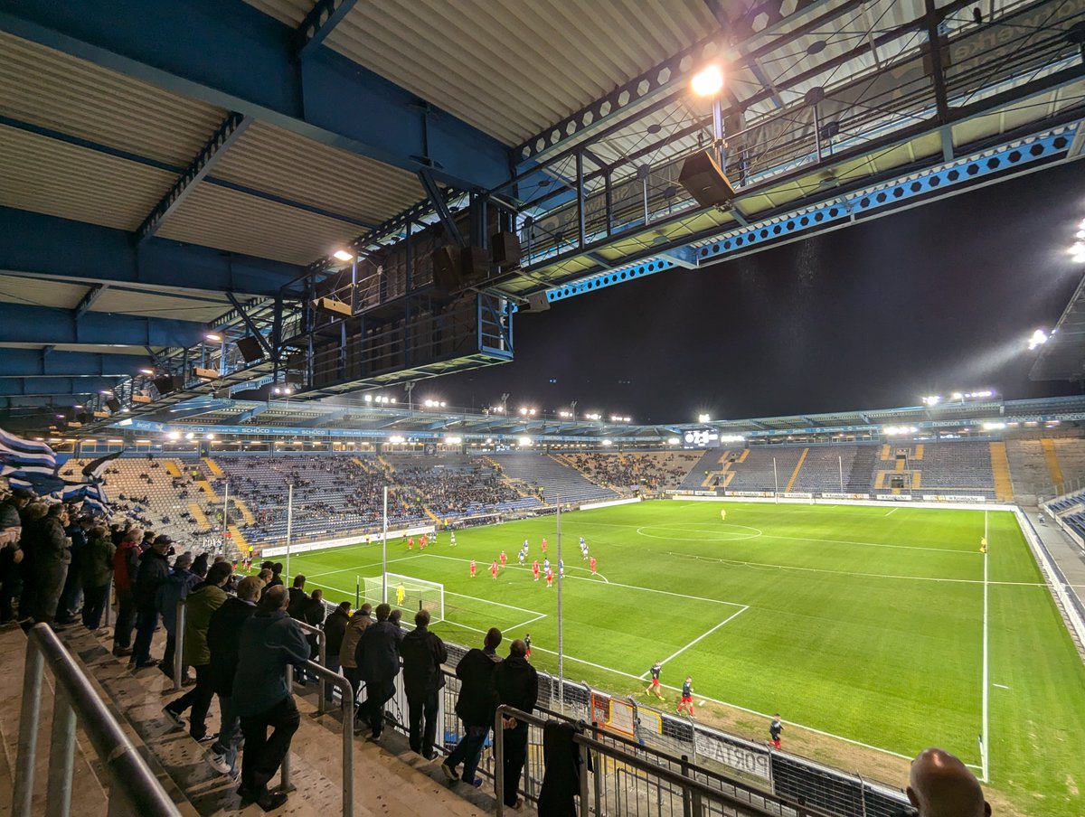 Westfalenpokal unter Flutlicht auf der Alm. Arminia Bielefeld -Westfalia Soest