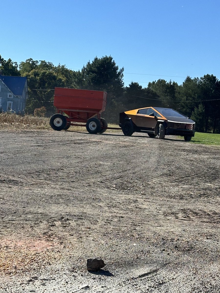 Da_Real_Clyde's tweet photo. ⁦@elonmusk⁩ behold the cyber farm truck! #cybertruck #2024harvest https://t.co/qpvNnlJI81