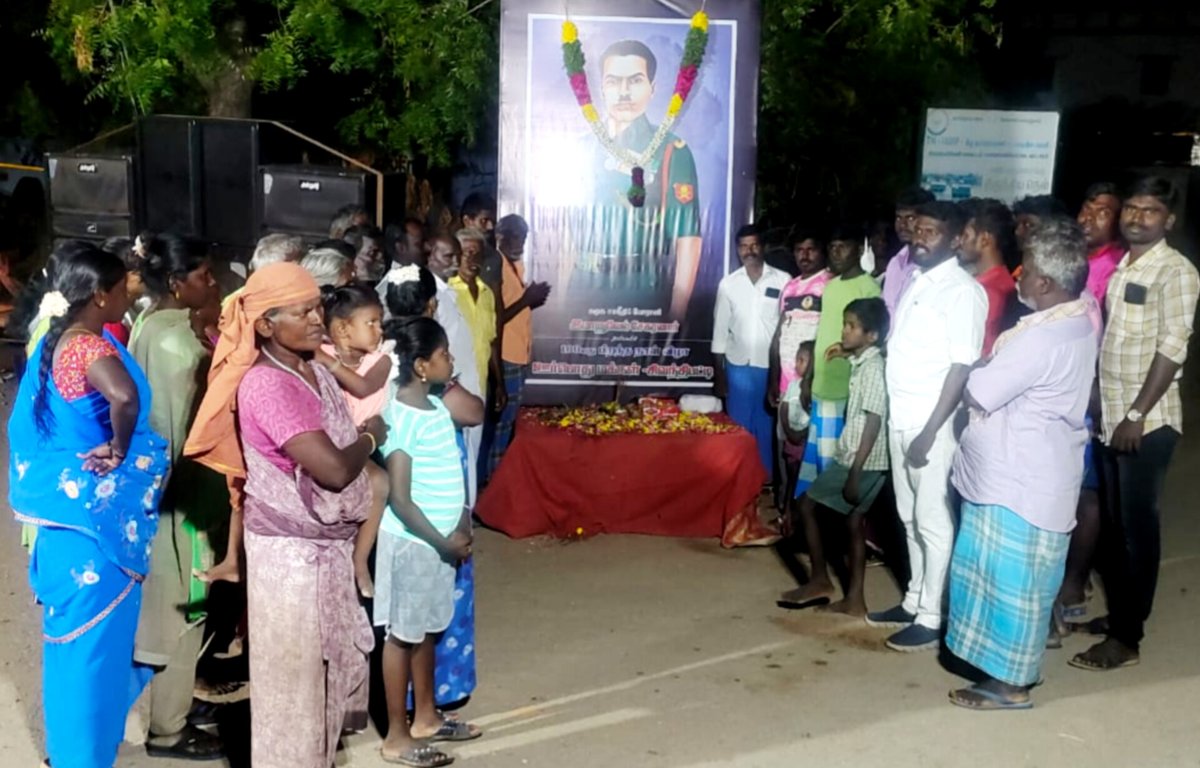 Muthupandi003's tweet photo. சமநீதிப்போராளி
#இம்மானுவேல்_சேகரனார் அவர்களின்
100ஆவது பிறந்தநாள் விழாவினை
#சிவந்திப்பட்டி கிராம மக்கள் புகழ்வணக்கம் செலுத்தி மரியாதை செய்தனர்..! https://t.co/GVAst3AGZj