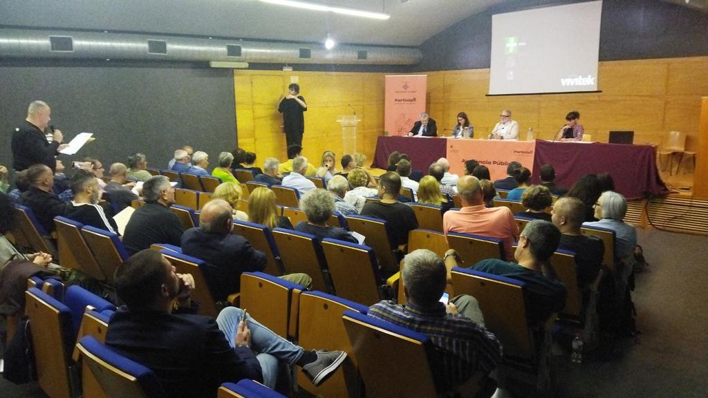Defensem la municipalització del servei d'autobusos a Lleida!

Avui la CUP de Lleida hem participat amb el company Alfred Burballa de l'Audiència pública sobre aquest servei que s'ha dut a terme a la sala Jaume Magre.

Hi hem defensat que: