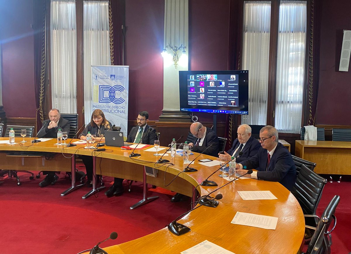 fder_oficial's tweet photo. 📅 Este miércoles comenzó el 2º Seminario Internacional de Derecho Constitucional "Homenaje a los 100 años de la Corte Electoral. Elecciones y democracia". 🗳️

El evento es organizado por el Instituto de Derecho Constitucional de la Facultad de Derecho en la Sala Maggiolo. 🏛️ https://t.co/UelmJK8KWv