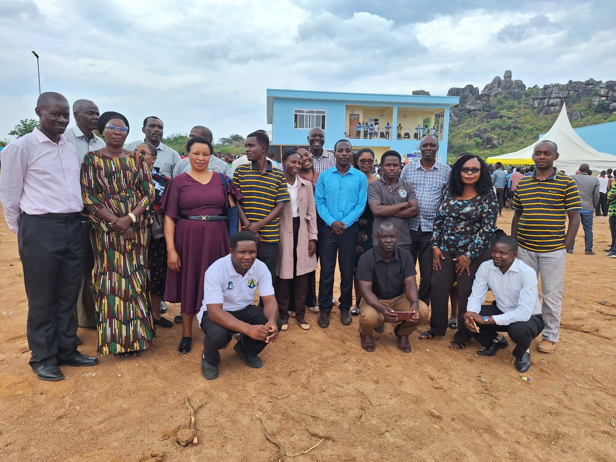 Watumishi wa TAFIRI Mwanza wakiongozwa na Afisa Utawala wa kituo, ndugu. Kadiri KWEKA walipata nafasi ya kushiriki uzinduzi/ukaguzi wa mradi wa Maji Nyegezi Leo tarehe 09 Oktoba, 2024 wakati wa mbio za Mwenge wa Uhuru.