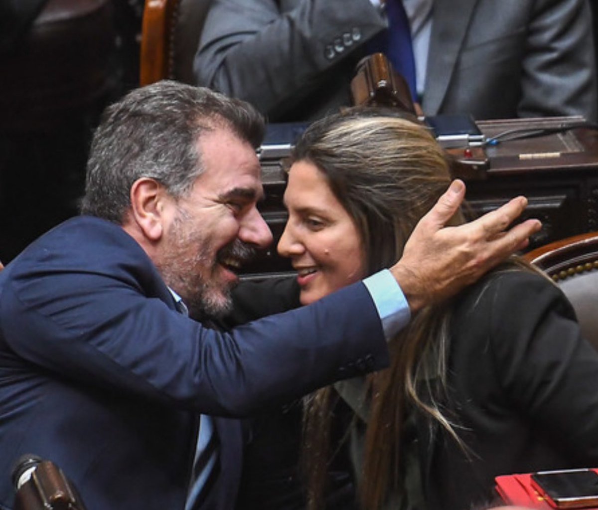 maRIOrioRDA's tweet photo. Es entendible la disciplina partidaria. Guste o no, es el realismo de las dinámicas legislativas. Lo que no comprendo es la falta de recato en las estéticas del festejo. ¿Qué festejan? Un recorte histórico a la educación pública universitaria. Ni siquiera estos diputados militaron los argumentos. Más bien evadieron el debate público y encima revirtieron sus posturas anteriores.