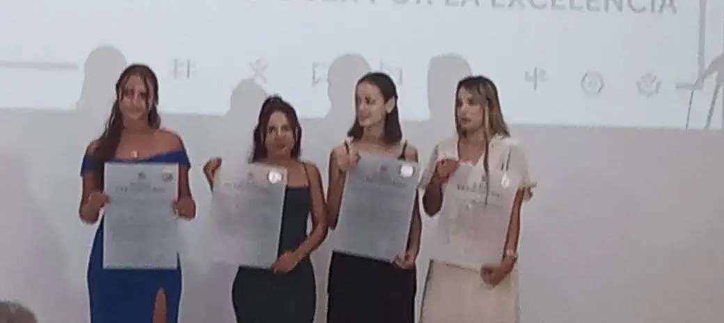 Nuevas profesionales del Derecho se gradúan en #Holguin significando sus resultados integrales al graduarse con título de oro. Muchísimas felicidades #MujeresEnRevolución