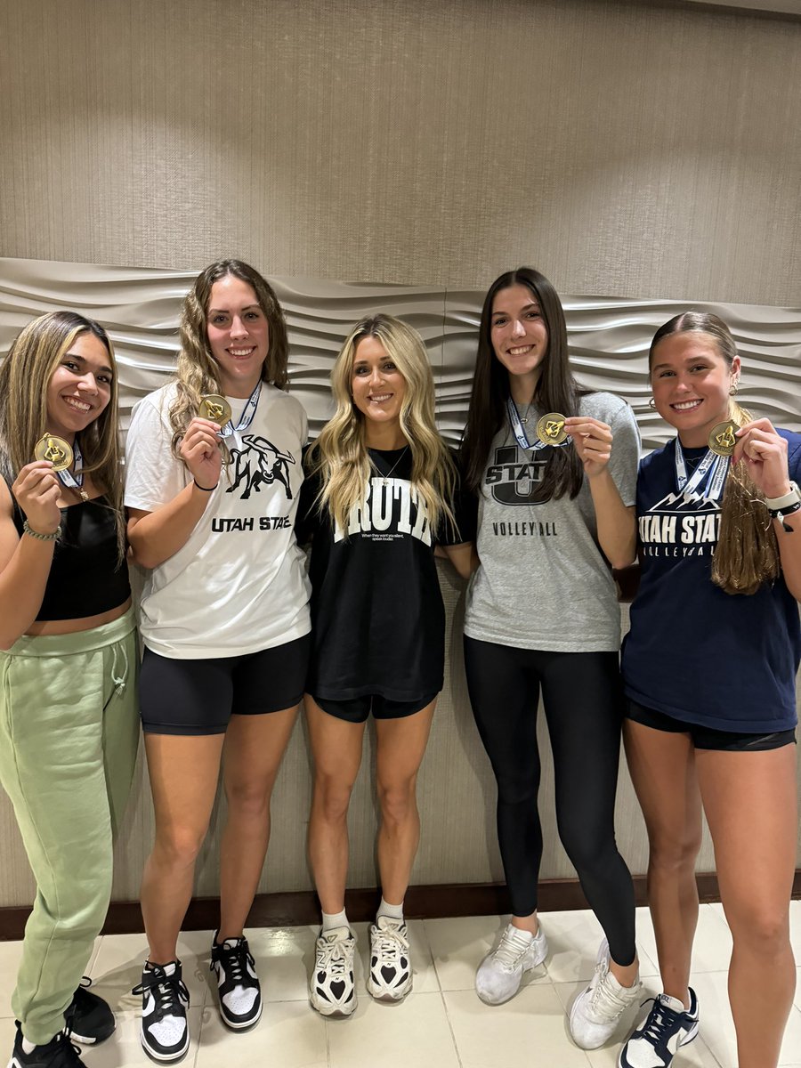 Riley_Gaines_'s tweet image. Last night I was able to spend some time with some of the Utah State women's volleyball team that chose to forfeit their match against SJSU due to a man being permitted to play. 

This type of leadership takes immense courage. BRAVO @USUVolleyball 👏🏼👏🏼👏🏼