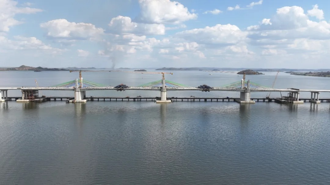 AfricaFactsZone's tweet image. Tanzania has constructed East Africa's longest bridge, Magufuli Bridge on Lake Victoria at a cost of $300 million.

It has reduced travel time from 2 hours to 4 minutes.

The 3.2km long bridge will boost trade with neighbouring countries, Uganda, Rwanda and Burundi.