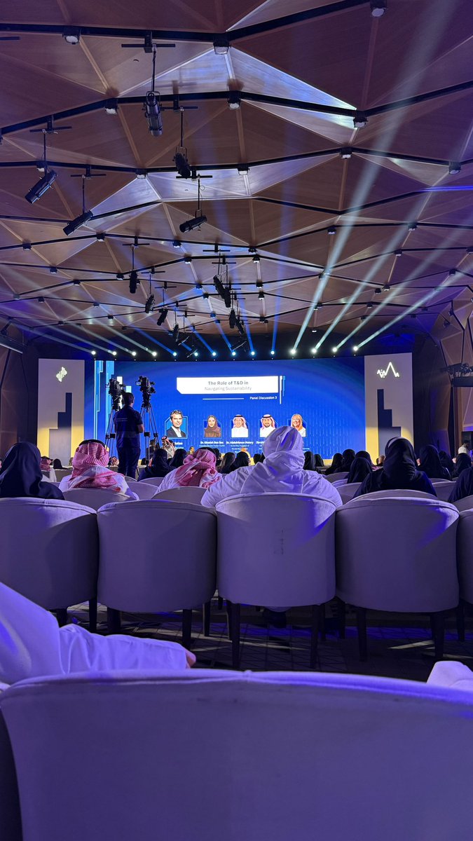 ijoryhaz's tweet photo. بعض المقتطفات من حضوري ل #ملتقى_الأكاديمية_المالية 2024، بعنوان
"دور التدريب وتطوير المواهب للوصول إلى الاستدامة"
#نمو_مستدام_للمواهب https://t.co/PvoyKr3i1R