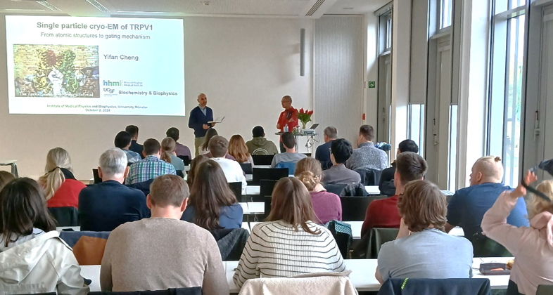 CheMTraP (@chemtrap_ms) on Twitter photo We recently launched our seminar series for the #ChemTrap consortium (Topical Program <a href="/uni_muenster/">Universität Münster</a>) with an amazing talk by <a href="/yifan_ucsf/">Yifan Cheng</a> <a href="/UCSF/">UC San Francisco</a> on the structural studies of TRPV1 channel #cryoEM #resolution_revolution. Stay tuned for more updates! We recently launched our seminar series for the #ChemTrap consortium (Topical Program <a href="/uni_muenster/">Universität Münster</a>) with an amazing talk by <a href="/yifan_ucsf/">Yifan Cheng</a> <a href="/UCSF/">UC San Francisco</a> on the structural studies of TRPV1 channel #cryoEM #resolution_revolution. Stay tuned for more updates!
