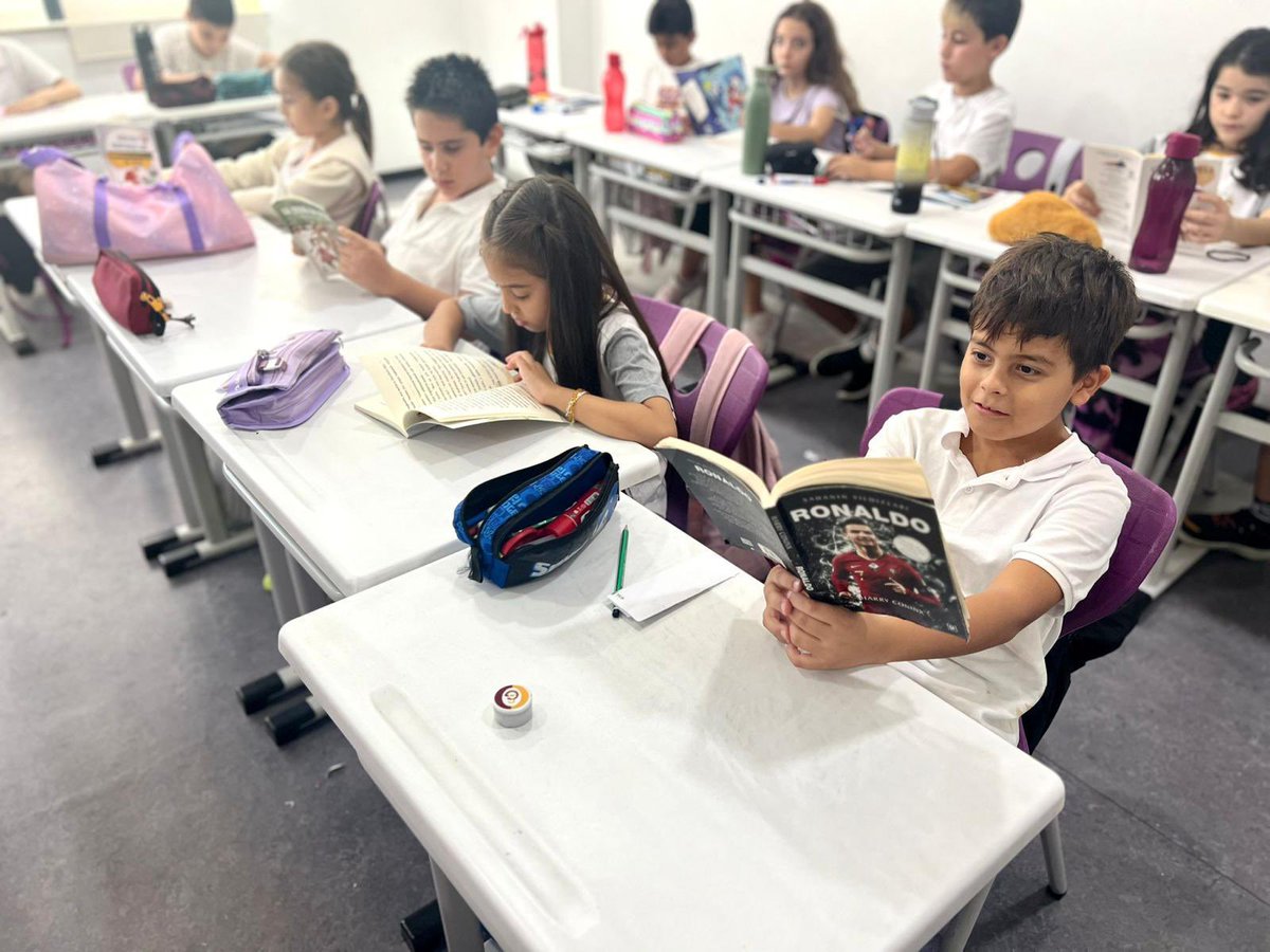 UOCalli's tweet photo. KİTAP OKUMA SAATLERİMİZ DEVAM EDİYOR 📚
“Okumadan geçen bir gün yitirilmiş bir gündür.” J.P.Sartre
3.Sınıf öğrencilerimiz kitap okuma saatinde kitapların renkli dünyasını keşfediyorlar.📚 #KitapBenim https://t.co/bm4fyme3hV