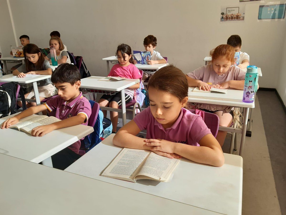 UOCalli's tweet photo. KİTAP OKUMA SAATLERİMİZ DEVAM EDİYOR 📚
“Okumadan geçen bir gün yitirilmiş bir gündür.” J.P.Sartre
3.Sınıf öğrencilerimiz kitap okuma saatinde kitapların renkli dünyasını keşfediyorlar.📚 #KitapBenim https://t.co/bm4fyme3hV