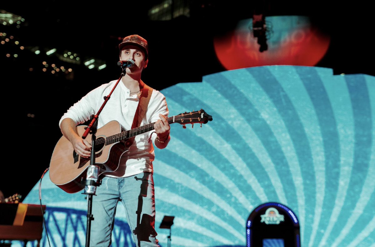 Red Bull Music (@redbullmusic) on Twitter photo Gary Frost won the first-ever songwriting competition at #RedBullJukebox in Nashville 🤠
now, the 26-year-old is headed to LA and Red Bull Recording Studios for the first time! 🎶
Read more 👉 win.gs/jukeboxsongwri…
🖋: <a href="/LonnieLeeHood/">Lonnie Lee Hood</a> Gary Frost won the first-ever songwriting competition at #RedBullJukebox in Nashville 🤠
now, the 26-year-old is headed to LA and Red Bull Recording Studios for the first time! 🎶
Read more 👉 win.gs/jukeboxsongwri…
🖋: <a href="/LonnieLeeHood/">Lonnie Lee Hood</a>