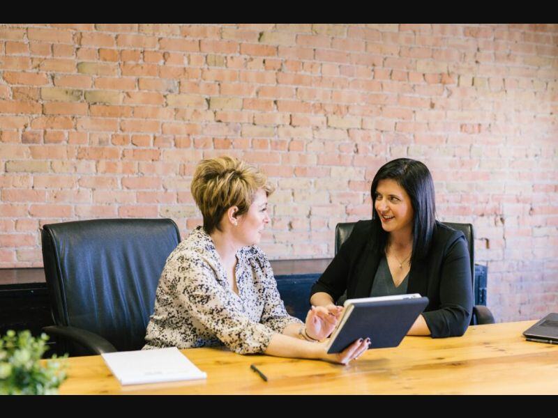 ABGCommercial's tweet image. New data shows that proximity bias in hybrid work is real. Managers are favoring in-person workers, with 56% prioritizing their growth. To create a fair hybrid workplace, companies must focus on equitable management. #HybridWork #ProximityBias hubs.li/Q02Srlw10