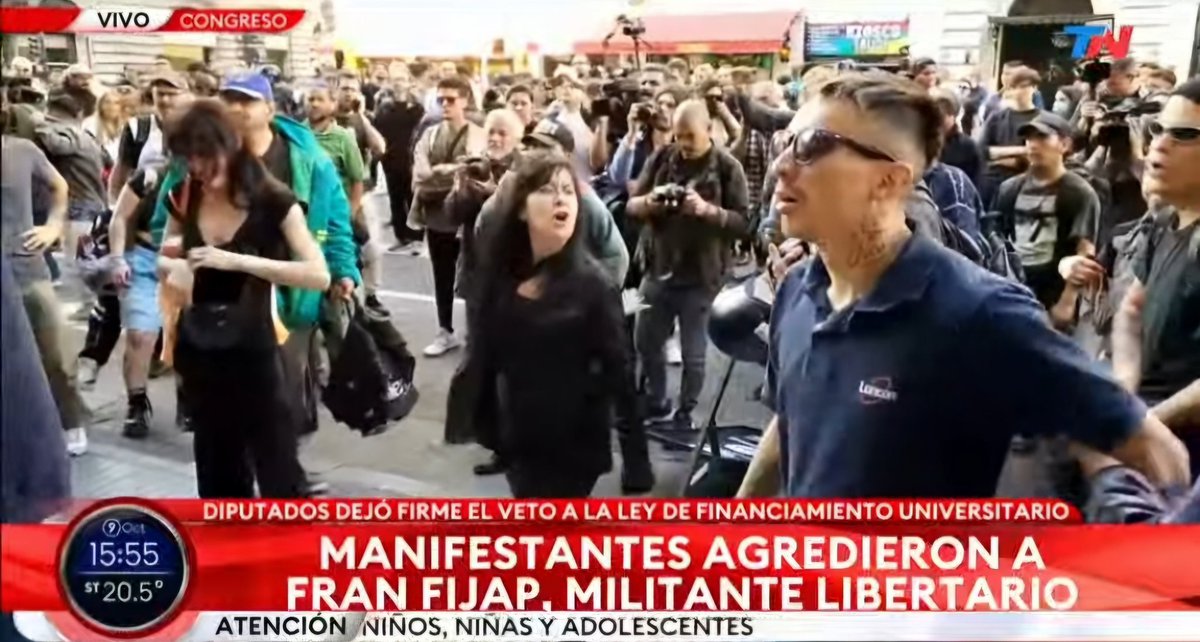 RAMIROMARRA's tweet photo. ¡¡ESTO ES UNA LOCURA!!
¿Hasta cuándo vamos a tolerar este nivel de violencia? ¿Quieren matar a un libertario acaso?

No podemos permitir que estos delincuentes sigan atacando a quienes piensan distintos a ellos. Pido que la policía detenga YA MISMO a todos estos violentos. https://t.co/Rhle1jmVGQ