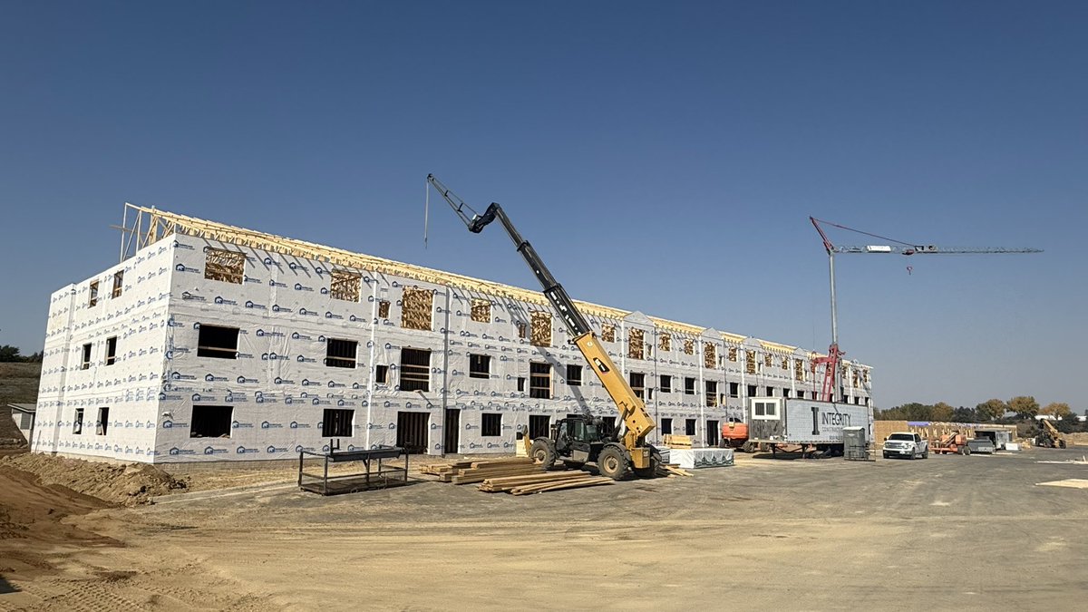 IntegritySF's tweet image. It’s a great day to be setting roof trusses! #IntegrityConstruction #FramingContractor