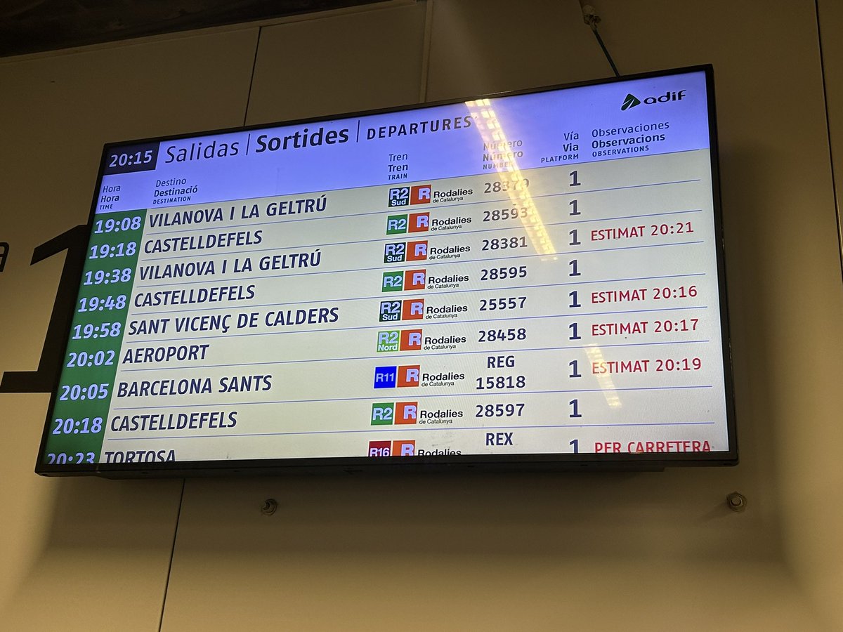 TemisNemesis's tweet photo. 1. 
Entro en la estación con la ilusión de quien aún no ha aprendido. La pantalla, fiel compañera de desilusiones, me recibe con una lista de retrasos tan larga como predecible. Pero no importa, porque hoy tengo fe en Rodalies. Eso debe contar para algo, ¿no? #rodalies 🤡 https://t.co/7OjiyOlrYs