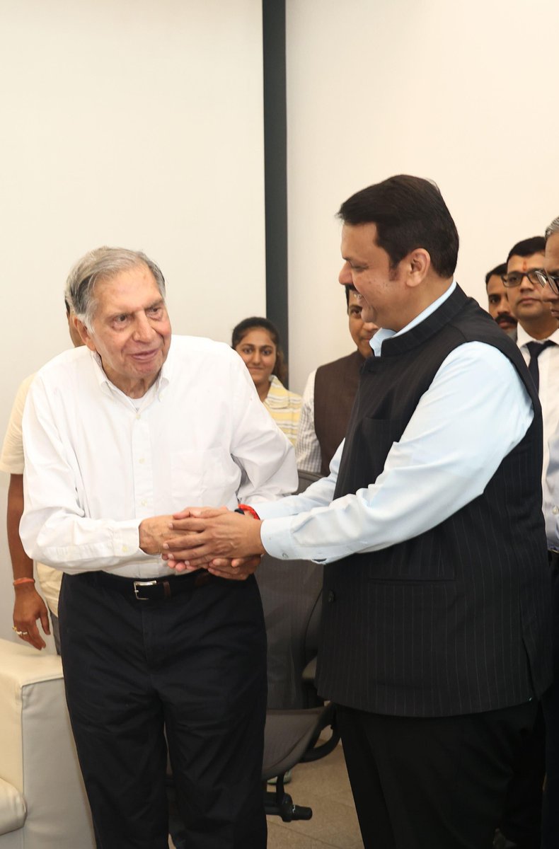 Dev_Fadnavis's tweet photo. ज्येष्ठ उद्योगपती श्री रतन टाटा जी यांच्या निधनाने अवघ्या देशाला मानवतेच्या श्रीमंतीची अनुभूती देणारे एक ज्येष्ठ व्यक्तिमत्त्व आपल्यातून निघून गेले आहे. त्यांच्या निधनाने मानवतेचा, दातृत्त्वाचा, विश्वासार्हतेचा मानबिंदू हरपला आहे.
श्री रतन टाटा जी एक यशस्वी उद्योजक तर होतेच. पण, त्यापलिकडे ते देशाला ठावूक होते. कायम समाजाचा विचार, माणुसकी आणि विनम्रतेचे ते मूर्तिमंत होते. शिक्षण, ग्रामोन्नती आणि कुपोषण-आरोग्याच्या क्षेत्रात त्यांनी केलेले काम अतिशय उल्लेखनीय असेच आहे. देशाच्या आर्थिक विकासासोबतच मानवतेच्या विकासात त्यांनी लावलेला हातभार अत्यंत मोठा आहे. समाजातून कमावलेले समाजालाच परत केले पाहिजे, या श्रद्धेनेच ते कायम जगले.
फार पूर्वी टाटा ट्रस्टने कँसर रुग्णांसाठी सुरु केलेल्या सुविधा असोत, किंवा अलिकडे मुंबईत सुरु केलेले प्राण्यांचे रुग्णालय हे त्यांच्यातील करुणेचा परिचय देते. रतन टाटा यांच्यासोबत अनेकदा भेटीची, चर्चेची संधी मला प्राप्त झाली. मुख्यमंत्री असताना राज्यात ‘व्हीलेज सोशल ट्रान्सफॉर्मेशन फाऊंडेशन’ची निर्मिती आम्ही केली, त्यावेळी बहुतेक बैठकांना ते येत असत. सक्रिय राहून त्यांनी राज्य सरकारसोबत काम केले होते. त्याच काळात राज्यातील गुंतवणूक वाढीसाठी ‘मॅग्नेटिक महाराष्ट्र’चे आयोजन केले, तेव्हाही ते सातत्याने सोबत होते. नागपुरात आम्ही ‘नॅशनल कॅन्सर इन्स्टिट्युट’ची स्थापना केली, तेव्हा सातत्याने त्यांचे मार्गदर्शन आणि सक्रिय पाठिंबा प्राप्त झाला. त्यांचे जाणे, ही महाराष्ट्राची, देशाची मोठी हानी आहे. 
मी त्यांना भावपूर्ण श्रद्धांजली अर्पण करतो.
ॐ शांती 🙏
#RatanTata