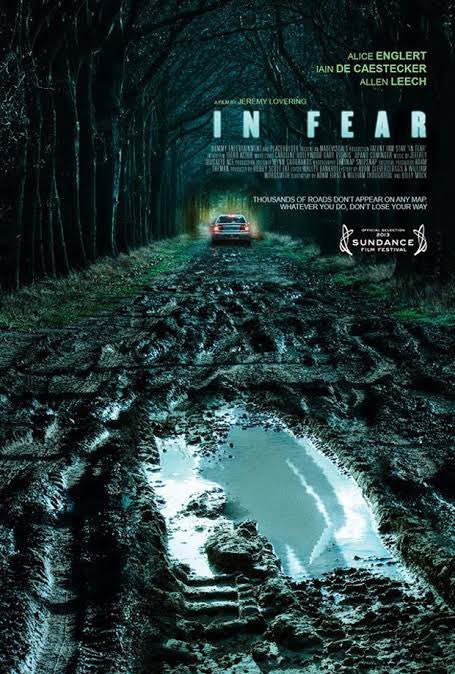 “In Fear” (2013), Jeremy Lovering’in minimalist korku filmi. İrlanda kırsalında kaybolan Tom ve Lucy’nin yaşadığı belirsizlik ve gerilim üzerine kurulu. Dar mekânlar ve psikolojik tehditlerle izleyiciyi sürekli diken üstünde tutan film.