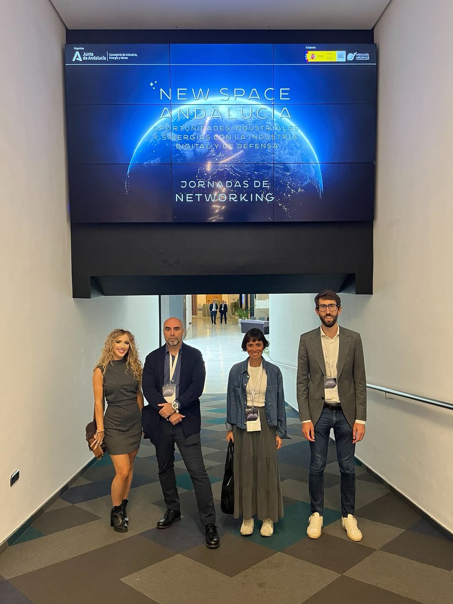 Con @ChrissiaMilk en las Jornadas New Space Andalucia de Networking organizadas por <a href="/AndaluciaJunta/">Junta de Andalucía</a> y la <a href="/AEspacialEsp/">AgenciaEspacialEspañola</a> en Sevilla. Gracias a Rocío Caparros de <a href="/Airbus/">Airbus</a> por la invitación.