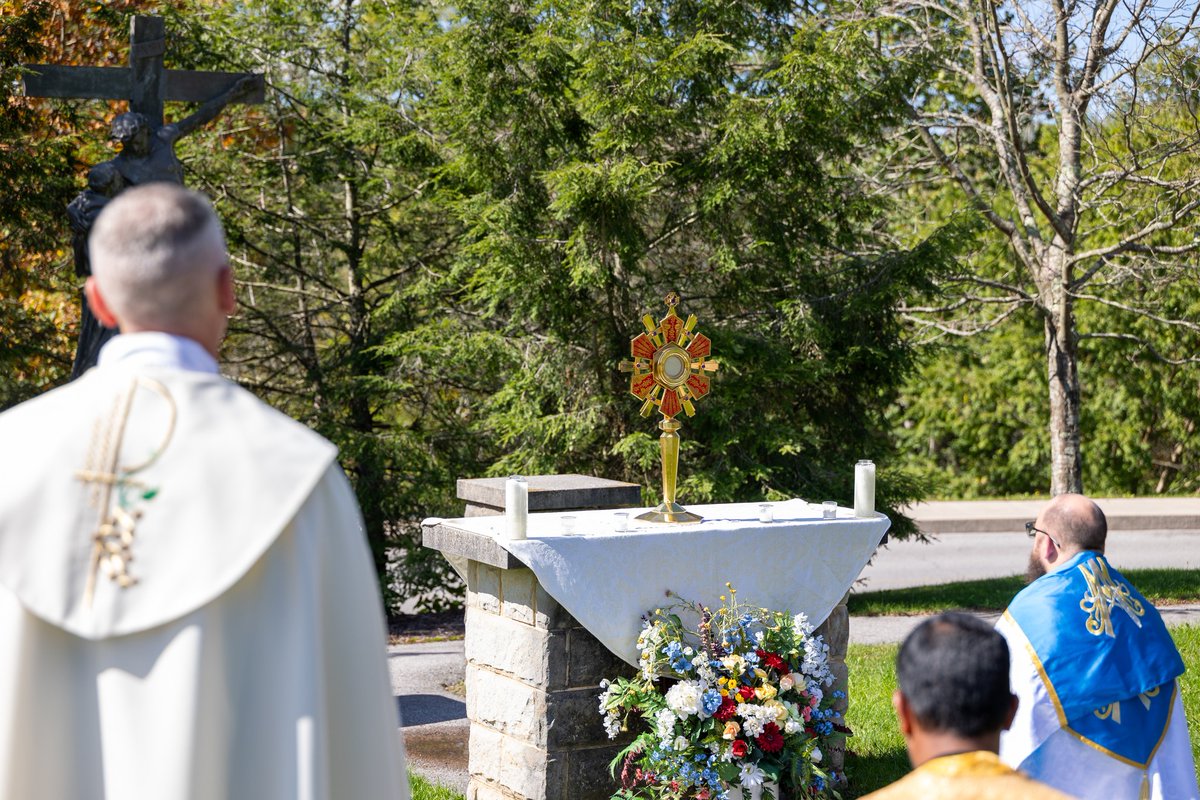 SaintFrancisPA's tweet photo. On Friday, October 4, our Saint Francis community gathered for a Feast Day Mass and Eucharistic Procession through campus. In songs and prayer, we honored our patron saint and his deep love for Jesus in the Eucharist. #SaintFrancis #FeastDay https://t.co/h0NZzbF0d1