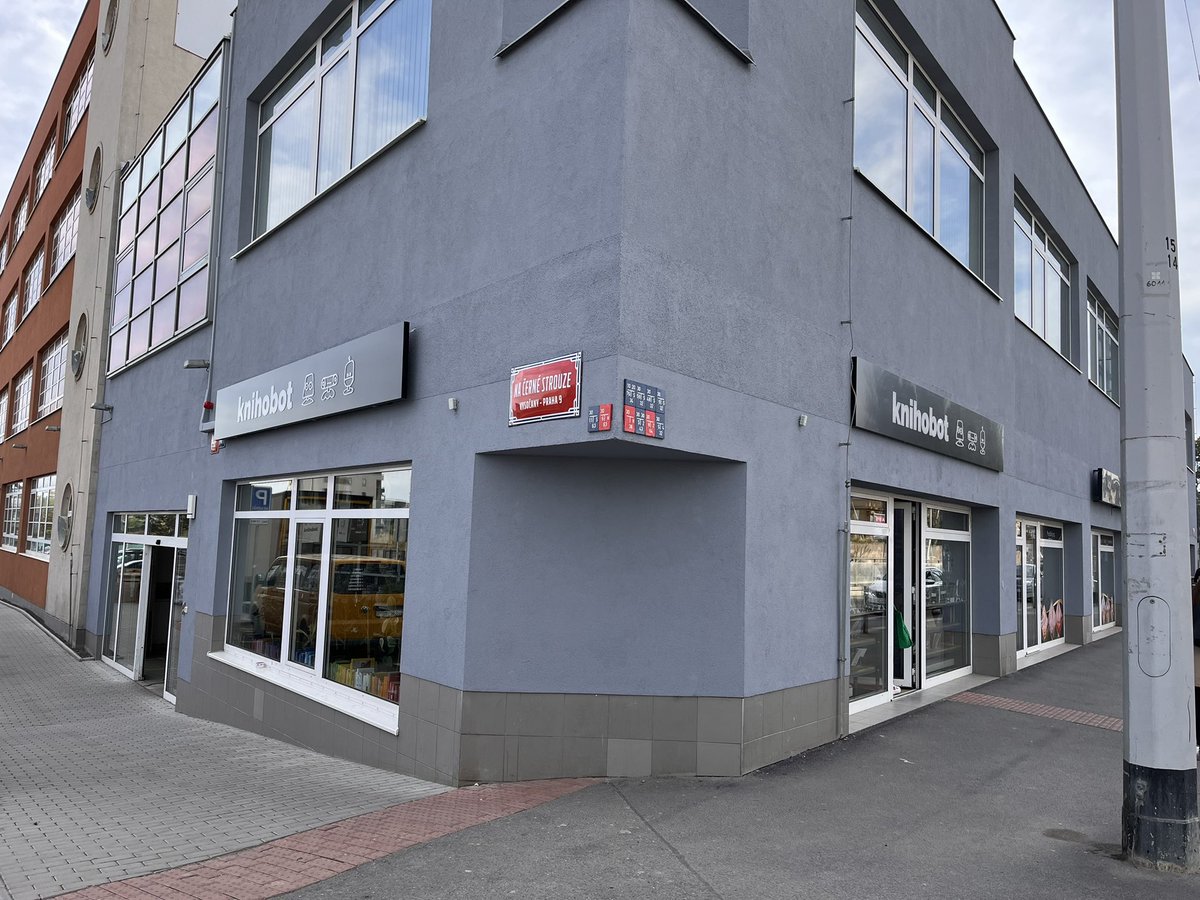 Instalace světelek <a href="/Knihobot/">Knihobot</a> proběhla úspěšně😉💪