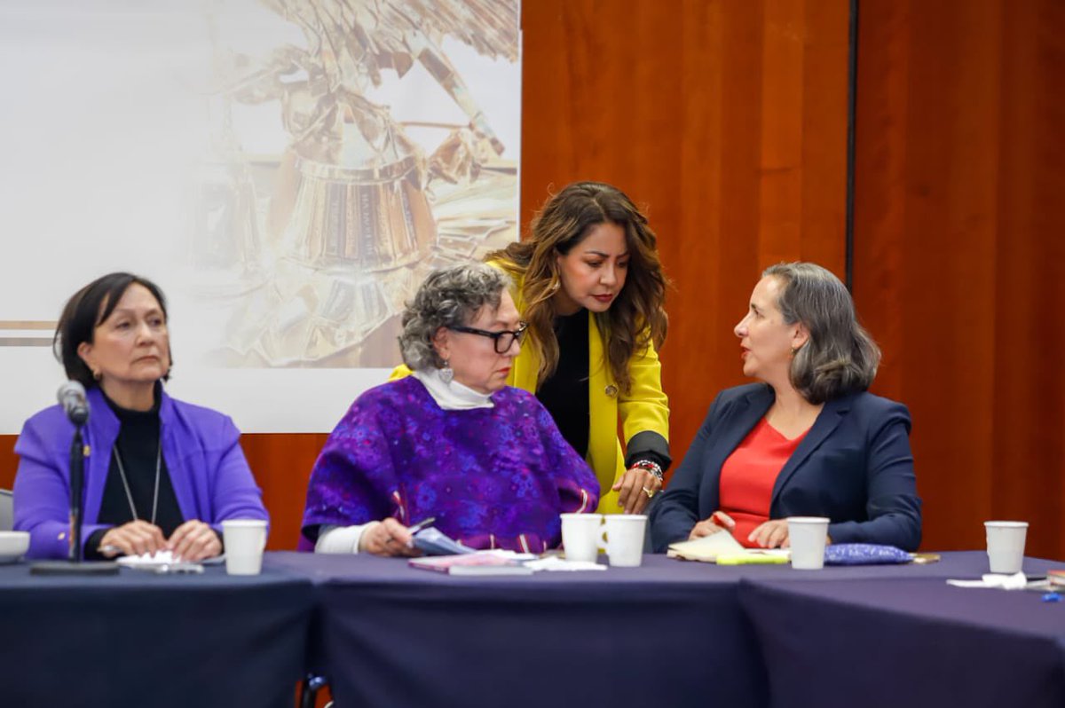 Hoy participé en el <a href="/senadomexicano/">Senado de México</a> en un enriquecedor encuentro con mis compañeras legisladoras y el colectivo nacional <a href="/MujerEsPlural/">Mujeres en Plural</a> , del cual formo parte. Juntas, nos hemos organizado para trabajar de forma plural en la agenda pendiente en materia de los derechos políticos