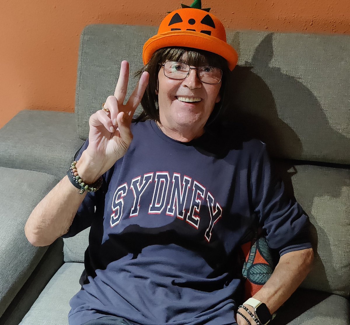 INTERNAUTAS mis amores, coño como estáis mai gutnes naur naur jajajajaja, bueno aquí papagiorgio descansando un rato, estos días estoy muy liado con el huerto hay que prepararlo para el invierno y da mucho curro, las abuelas están desesperadas sin verme tanto tiempo tendré que ir