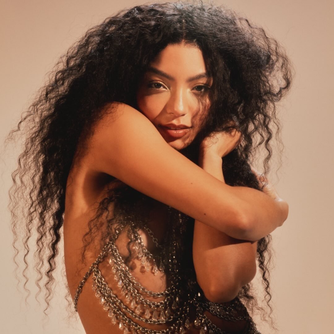 NEW ERA!!!! Juntamente com o anúncio do dia do seu novo lançamento, Any Gabrielly mudou sua foto de perfil. Vem muito aí Sunshines, estão preparados? 👀