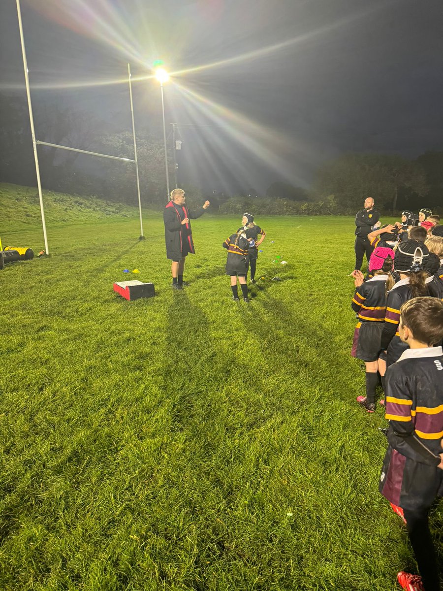 Cefn Cribwr Junior Riders (@junior_riders) on Twitter photo Great to welcome <a href="/MrBarnesCynffig/">Mr. Barnes (WRU Hub Officer - Cynffig Comp)</a> back to Cae Gof this evening for another expertly delivered CPD. Huge well done to our U9s for putting the coaches through their paces 👏👏👏 Great to welcome <a href="/MrBarnesCynffig/">Mr. Barnes (WRU Hub Officer - Cynffig Comp)</a> back to Cae Gof this evening for another expertly delivered CPD. Huge well done to our U9s for putting the coaches through their paces 👏👏👏
