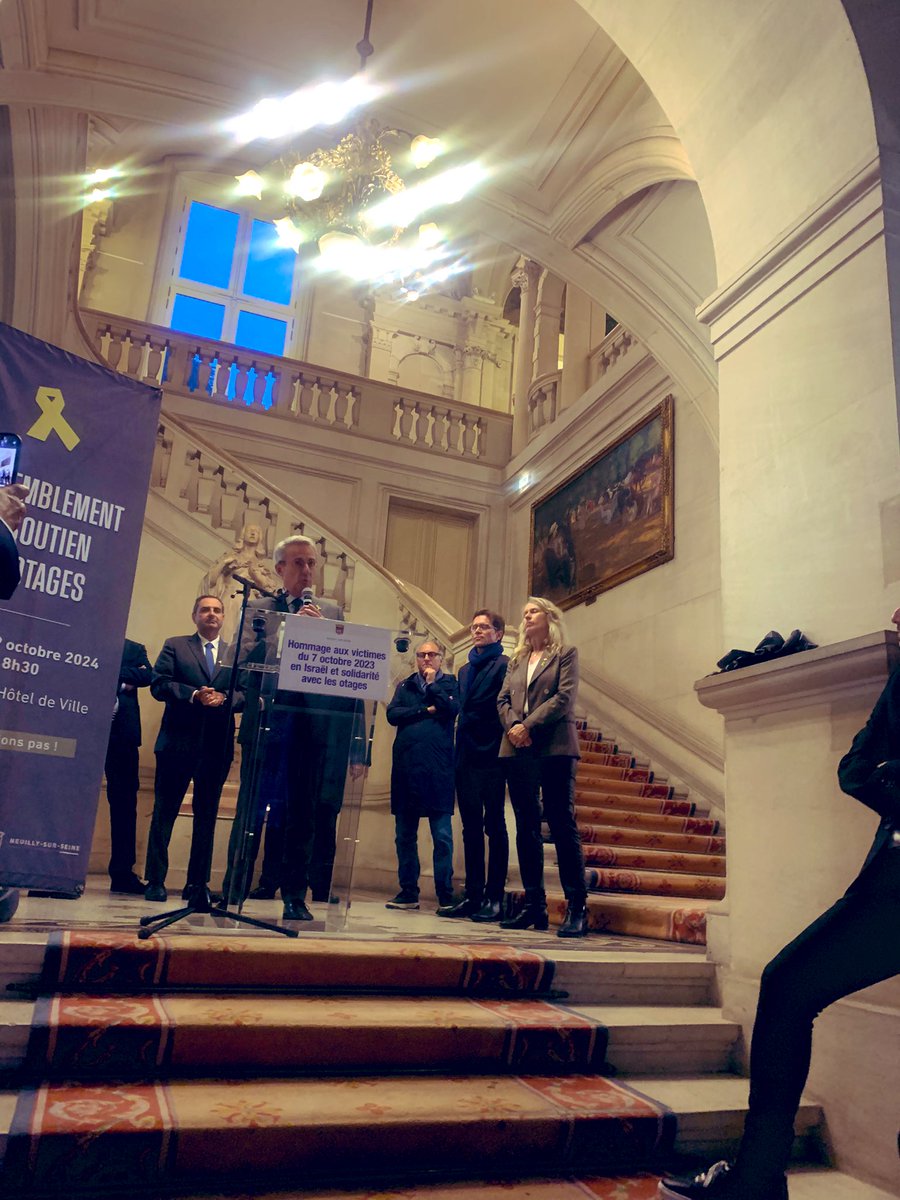 Moment de recueillement et de fraternité ce soir, à <a href="/VilledeNeuilly/">Ville de Neuilly</a>, en présence de nbreux représentants de la Communauté juive et d’élus locaux, en hommage aux victimes et otages du 7 octobre. Soutien indéfectible aux 101 otages, dont 2 Français, toujours détenus par le Hamas 🎗️