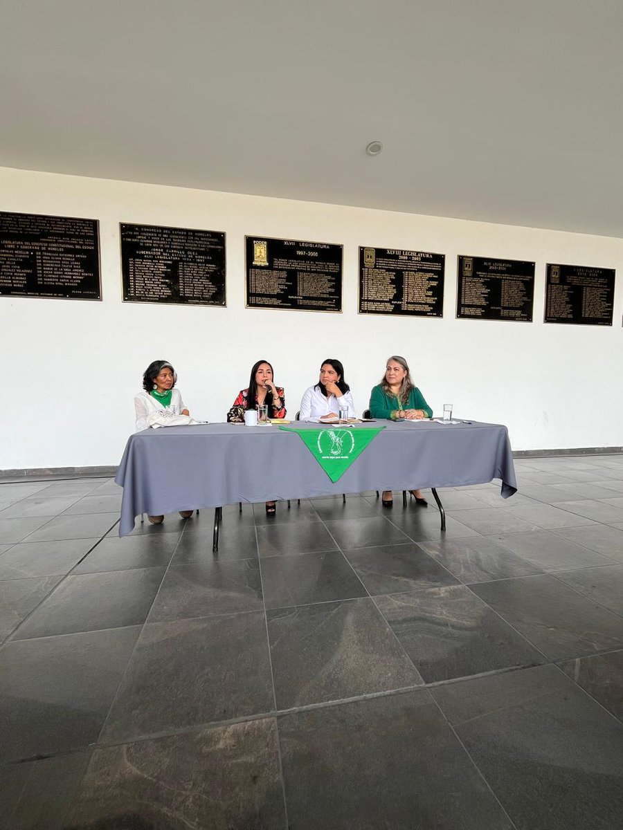 equidadmx's tweet photo. Hoy frente al @MorelosCongreso se presentó por tercera ocasión, la iniciativa para despenalizar y legalizar el aborto en el estado. 
#DespenalizarAbortoYa #QueSeaLey 💚🔥 
@IMMORELOS  
@cdhmorelos 
@GIRE_mx https://t.co/t0cpvEqNre