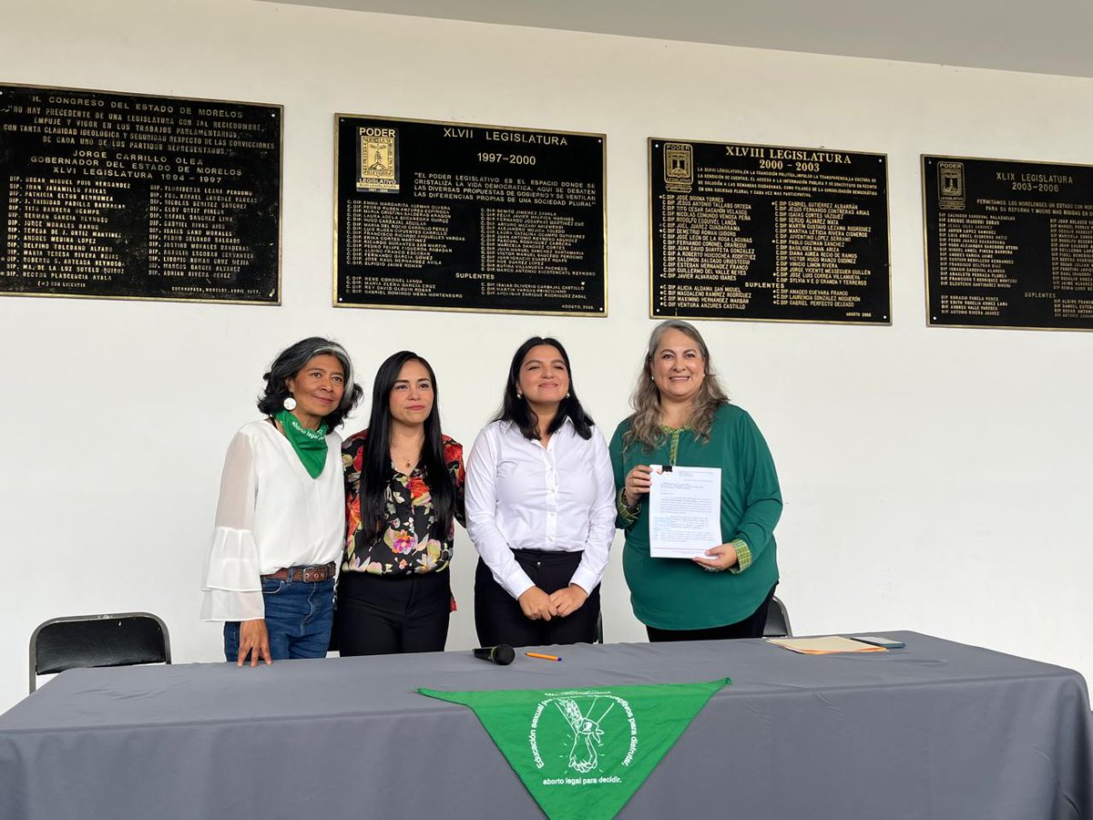 equidadmx's tweet photo. Hoy frente al @MorelosCongreso se presentó por tercera ocasión, la iniciativa para despenalizar y legalizar el aborto en el estado. 
#DespenalizarAbortoYa #QueSeaLey 💚🔥 
@IMMORELOS  
@cdhmorelos 
@GIRE_mx https://t.co/t0cpvEqNre