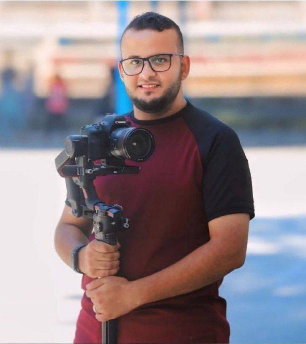 🔴Otro día negro y triste para la profesión. 
Asesinado en Gaza, por un francotirador israelí, el periodista Mohammad al-Tanani y herido grave el cámara Fadi Al Wahidi. 
Más de 160 informadores muertos en esta guerra, la más mortífera para los periodistas desde que hay registros.