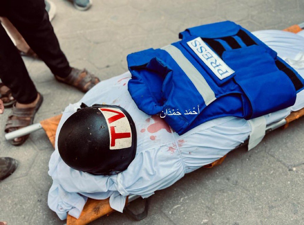 almuariza's tweet photo. 🔴Otro día negro y triste para la profesión. 
Asesinado en Gaza, por un francotirador israelí, el periodista Mohammad al-Tanani y herido grave el cámara Fadi Al Wahidi. 
Más de 160 informadores muertos en esta guerra, la más mortífera para los periodistas desde que hay registros. https://t.co/4Y7yYkTJr8