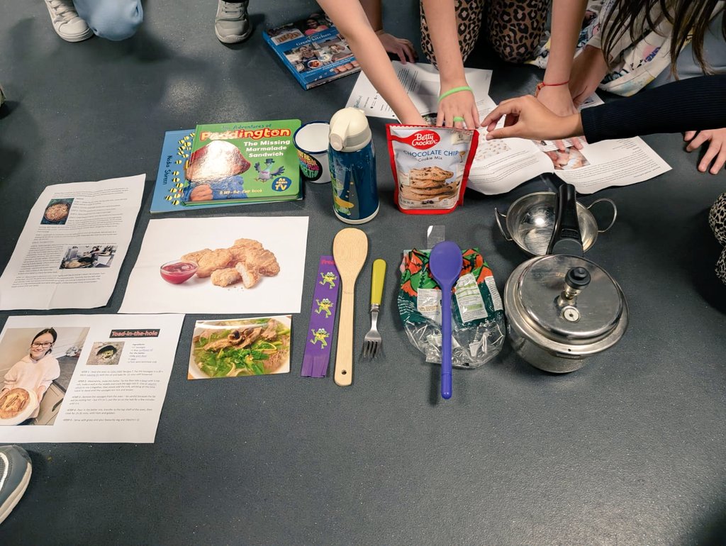 BelgradeHubs's tweet photo. This week we asked everyone to bring in an object to represent a food that means something to them 😋

From marmalade sandwiches to flavours of Greece, Vietnam and China, we learnt so much about each other by talking about foods we love. We also left the session feeling hungry... https://t.co/X4iFMVFN8B