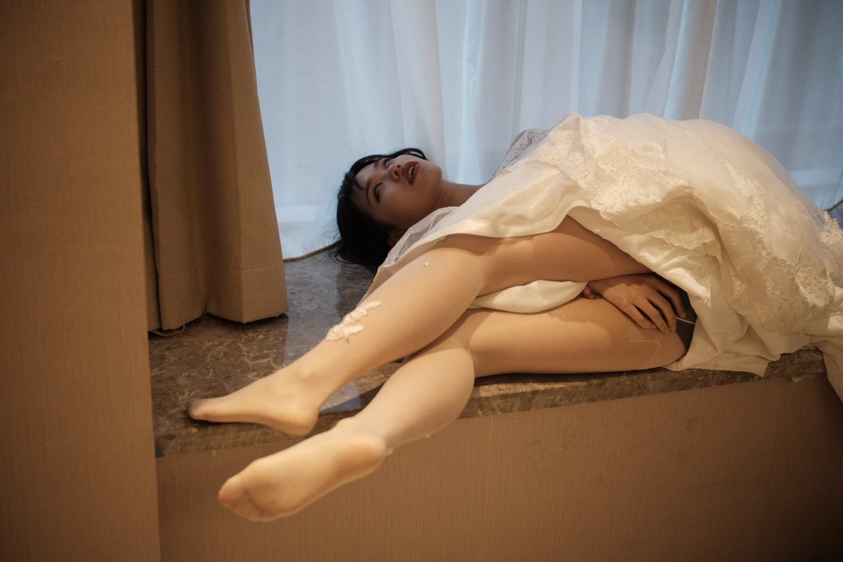 defeatedoo's tweet photo. 因为清晨五点半质疑婚礼摄影师用的是sony微单要求换成佳能和那个白色的大镜头
被用sony相机砸死并拍照发给新郎 https://t.co/HfrTQevU8j