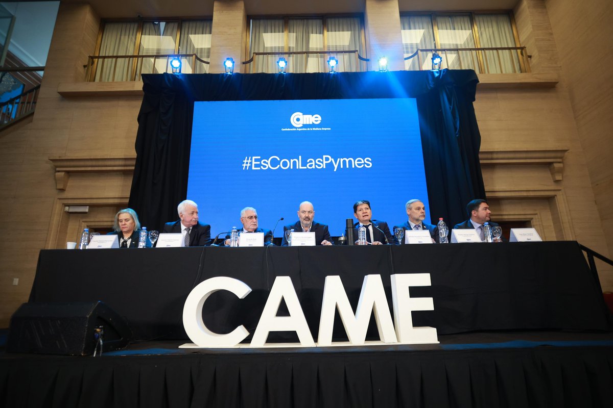 redcame's tweet photo. En #CAME, @fedesturze explicó los beneficios de la desregulación para las #pymes

Con la presencia de dirigentes pymes de todo el país 🇦🇷, el ministro participó de la reunión del Consejo Directivo de la entidad. El presidente de #CAME, @AlfredoGZChaco, destacó el trabajo conjunto entre la entidad y el Ministerio y señaló: "Las excesivas regulaciones han generado complicaciones y limitado la posibilidad de desarrollo a las pequeñas y medianas empresas".

En ese sentido, Sturzenegger remarcó: "Sé que el Estado les complica la vida. Tenemos la vocación de remover esas dificultades. Cuando el Estado se repliega el privado se expande".

Leé el comunicado completo acá: https://t.co/AzlEz69Xyr 

#EsConLasPymes