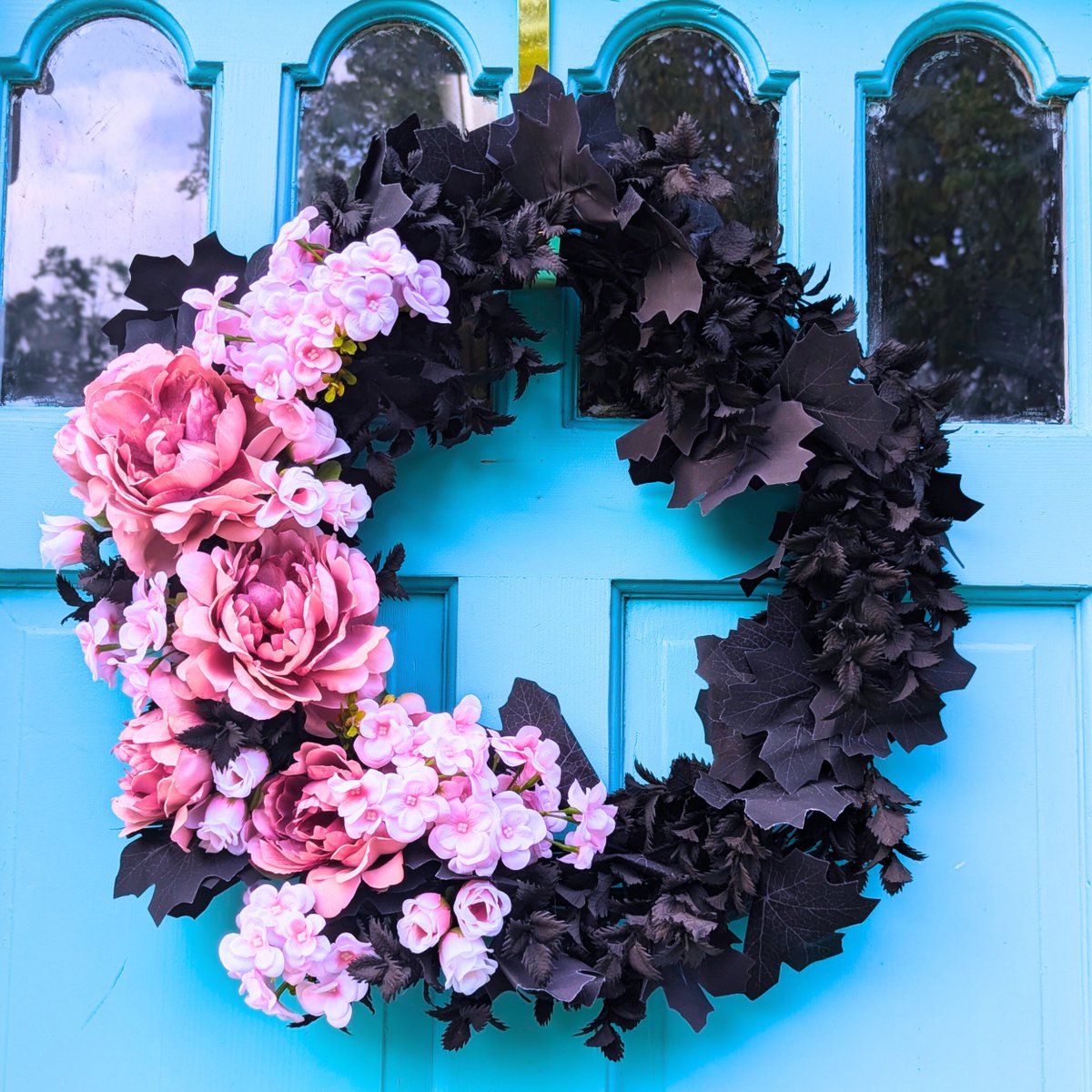 moonlightwreath's tweet photo. 🖤🎃 Add gothic flair to your Halloween décor with this handcrafted pink &amp; black wreath!🌙💀

✨ 18" Ashland grapevine base
✨ Black leaves with pink accents
✨ Black &amp; Woman-Owned Business
Get yours now! https://t.co/d7gmAP77bX

#HalloweenDecor #GothicStyle #SpookySeason https://t.co/vuJemZqDps