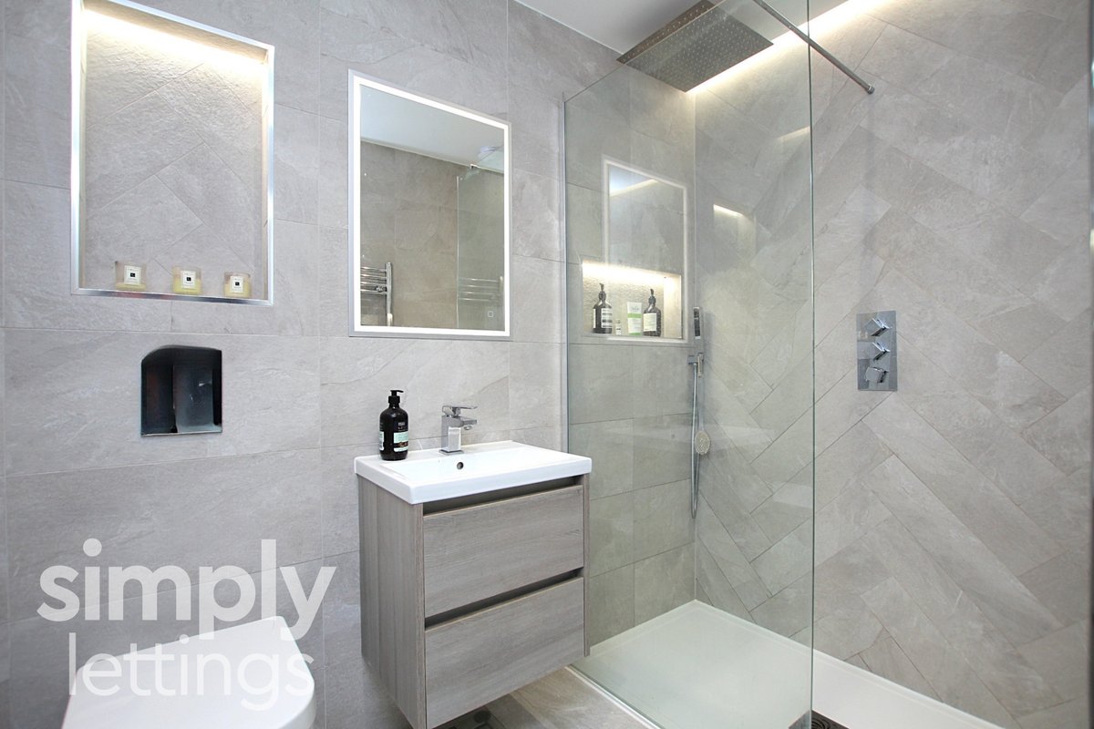 #ToLet A stunning 1 bed patio #Flat off #Hove Seafront - £1,300pcm! VIDEO TOUR: youtube.com/watch?v=w3Z6_g… PROPERTY DETAILS: simply-lettings.co.uk/property/st-au… Call 01273 729 000 to view! #Lettings #Property #Brighton #SimplyLettings