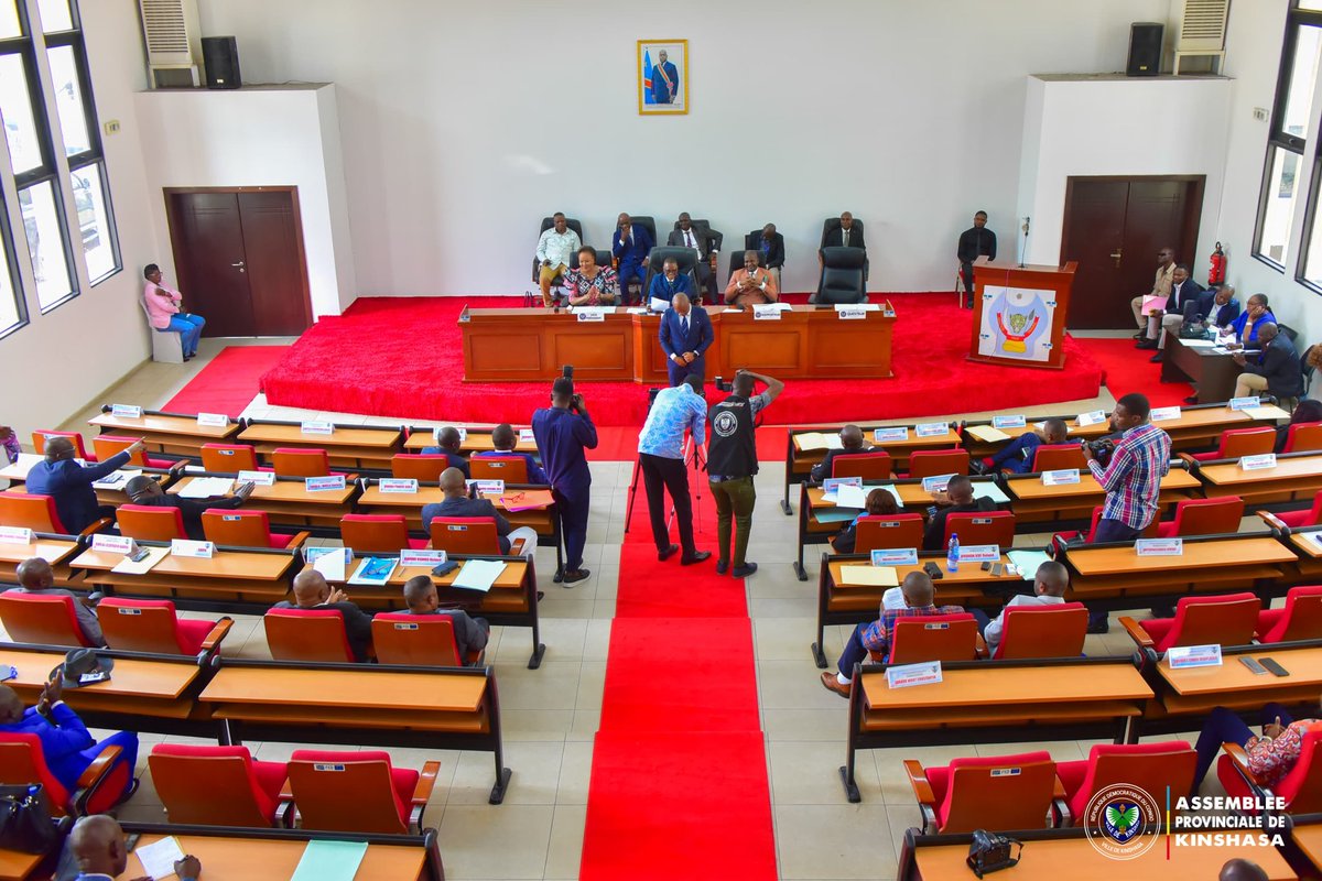 HMubengaie's tweet photo. "Les sanctions du domaine de la réglementation relative à la gestion des déchets domestiques dans la ville-province de Kinshasa" : voici l'intitulé de notre proposition d'Édit déposée ce mercredi 09 octobre, au Bureau de l'APK. 
Nous saluons la détermination qui caractérise l'action du Président @levimbuta. #Kinshasa doit changer de visage.